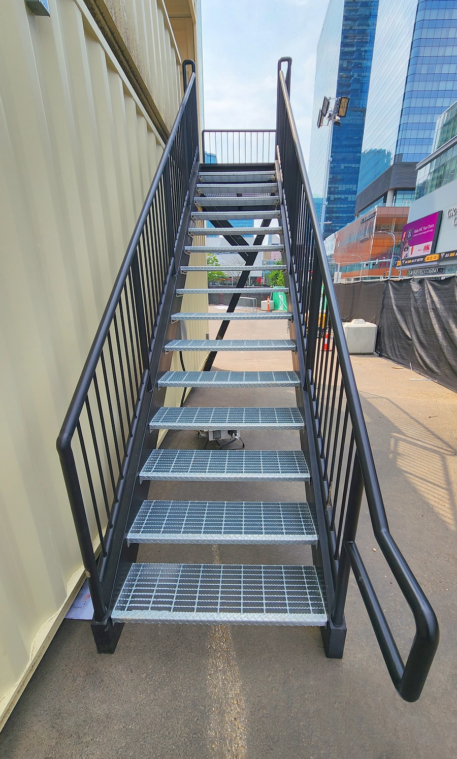 40’HC VIP Area with Patio for the Oilers - Allied Container Services PTY LTD